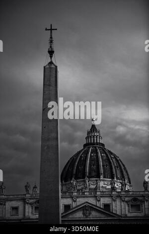 Cité du Vatican, Italie - 4 décembre 2023 : image de l'architecture et détails de l'extérieur et des environs de la basilique Pierre. Banque D'Images