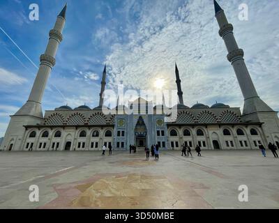 La Grande Mosquée Çamlıca, ou Büyük Çamlıca Camii, est une nouvelle mosquée construite sur le côté asiatique d'Istanbul Banque D'Images