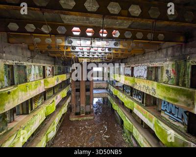 San Miguel, Portugal - 27 novembre 2025 : intérieur abandonné de l'hôtel Monte Palace aux Açores, Portugal, avec graffiti et pourriture. Banque D'Images