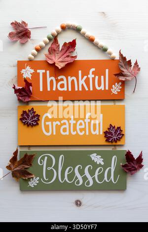 Une enseigne murale d'automne avec des mots inspirants et des feuilles d'érable. Banque D'Images