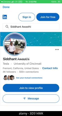 12 novembre 2025, New York City, New York, États-Unis : les actions Tesla ont augmenté de 2,1% avant le marché lundi 10 novembre 2025 après que le chef de Cybertruck, Siddhant Awasthi, a annoncé son départ, quelques jours seulement après que les actionnaires ont approuvé le paquet record de billions de compensation d'Elon Musk. Capture d'écran Apple iPhone de la page Linkedin de Siddhant Awasthi avec lui posant devant un panneau de bâtiment Tesla dans sa photo de profil. (Crédit image : © Billy Tompkins/ZUMA Press Wire) USAGE ÉDITORIAL SEULEMENT ! Non destiné à UN USAGE commercial ! Banque D'Images