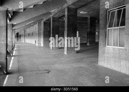 Stade Olympia Berlin. Le stade Olympia construit en 1936, construit entre 1934 et 1935 par l'architecte Werner March et utilisé par les Jeux Olympiques de 1936. Tourné sur film analogique noir et blanc, environ 1994. Berlin, Allemagne. Berlin Olympia Stadium Berlin Allemagne Copyright : xGuidoxKoppesxPhotox Banque D'Images