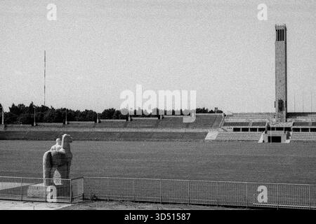 Stade Olympia Berlin. Le stade Olympia construit en 1936, construit entre 1934 et 1935 par l'architecte Werner March et utilisé par les Jeux Olympiques de 1936. Tourné sur film analogique noir et blanc, environ 1994. Berlin, Allemagne. Berlin Olympia Stadium Berlin Allemagne Copyright : xGuidoxKoppesxPhotox Banque D'Images