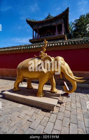 Gros plan de la statue dorée des 'quatre amis harmonieux', un éléphant, un singe, un lapin et un oiseau - style tibétain Puning si Temple à Chengde Chine Banque D'Images