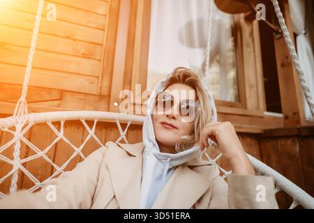 Femme se relaxant dans un hamac avec une vue Banque D'Images