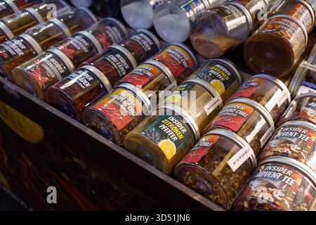 Vienne, Autriche - 3 octobre 2025 - assortiment d'épices exposées dans des bocaux au populaire marché Naschmarkt. Banque D'Images