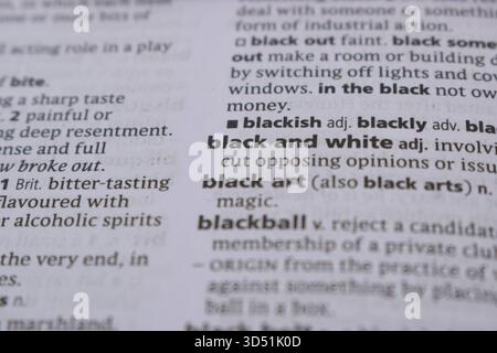 English définition Dictionary page gros plan du mot imprimé de -noir et blanc Banque D'Images