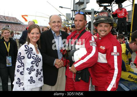 Daytona Beach, FL - le 7 juillet : Judith Nathan, Rudy Giuliani est introduit à la foule à la Pepsi 400 à Daytona Beach, Floride Personnes : Judith Nathan, Rudy Giuliani Banque D'Images
