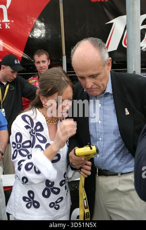 Daytona Beach, FL - le 7 juillet : Judith Nathan, Rudy Giuliani est introduit à la foule à la Pepsi 400 à Daytona Beach, Floride Personnes : Judith Nathan, Rudy Giuliani Banque D'Images