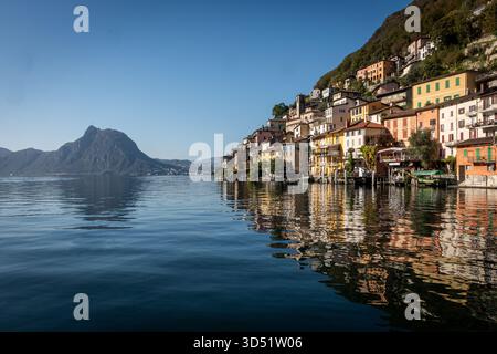 Le monde magique du canton suisse italophone.je suis sur une excursion en bateau sur le lac de Lugano, parsemé de beaux villages et de reflets étonnants du lac. Banque D'Images