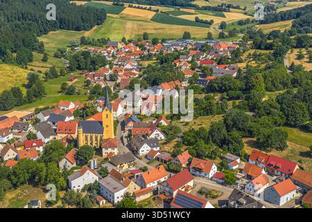 Vue de la station balnéaire de Hechlingen am See près de Heidenheim sur Hahnenkamm en moyenne Franconie Banque D'Images