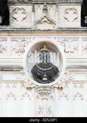 Buste du roi Charles Ier sur le marché Croix structure octogonale en pierre construite entre 1477 et 1503, marché et lieu de rencontre, Chichester. Banque D'Images