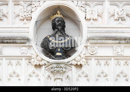 Buste du roi Charles Ier sur le marché Croix structure octogonale en pierre construite entre 1477 et 1503, marché et lieu de rencontre, Chichester. Banque D'Images