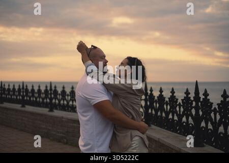 Beau jeune couple au coucher du soleil Banque D'Images