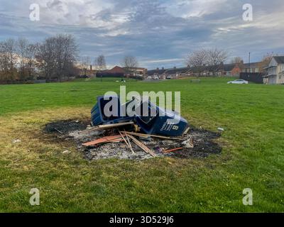 Newcastle upon Tyne Angleterre : 12 novembre 2025. Après la nuit du feu de joie, les problèmes antisociaux les feux de poubelle roulante Banque D'Images