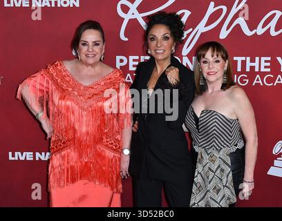 Las Vegas, États-Unis. 12 novembre 2025. Isabel Lascuráin, Fernanda Meade et Mayte Lascuráin du groupe Pandora assistent au Gala de la personne de l'année 2025 de la Latin Recording Academy en l'honneur de Raphael au Mandalay Bay Convention Center le 12 novembre 2025 à Las Vegas, Nevada. Photo : Casey Flanigan/imageSPACE/Sipa USA crédit : Sipa USA/Alamy Live News Banque D'Images