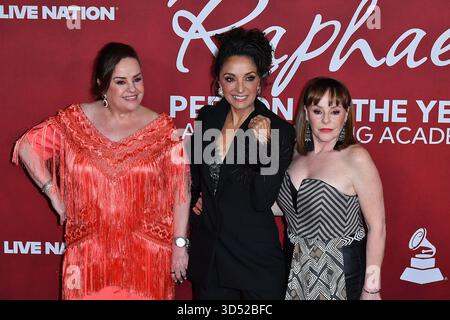 Las Vegas, États-Unis. 12 novembre 2025. Isabel Lascuráin, Fernanda Meade et Mayte Lascuráin du groupe Pandora assistent au Gala de la personne de l'année 2025 de la Latin Recording Academy en l'honneur de Raphael au Mandalay Bay Convention Center le 12 novembre 2025 à Las Vegas, Nevada. Photo : Casey Flanigan/imageSPACE/Sipa USA crédit : Sipa USA/Alamy Live News Banque D'Images