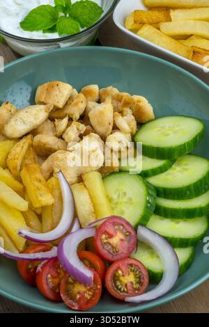 Plat grec avec viande, frites, salade et sauce tzatziki Banque D'Images