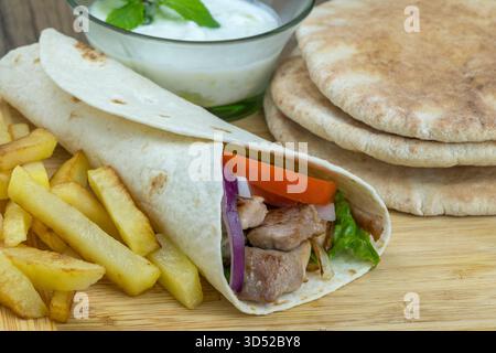 Gyro grec avec frites et sauce tzatziki Banque D'Images