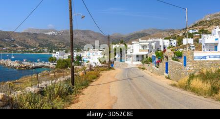 Vue panoramique sur le village d'Aegiali sur l'île d'Amorgos. Cyclades, Grèce Banque D'Images