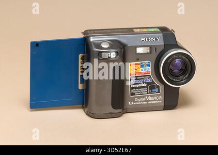 Pavie, Lombardie, Italie - 27 décembre 2024 : appareil photo numérique Sony Mavica FD5 de 1997 au Ctrl+Alt Museum. Il a été le premier Digital Mavica à utiliser 3.5in Banque D'Images