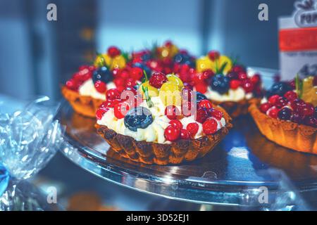 Panier à gâteau multicolore sur le comptoir du supermarché. 6K. Banque D'Images