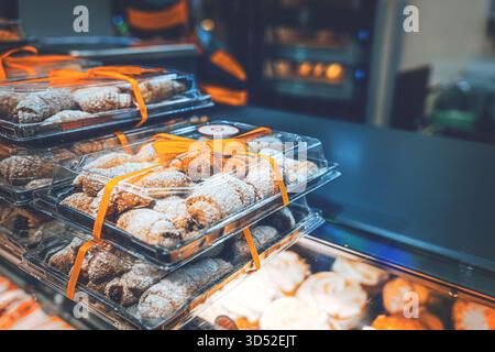 Nouveaux produits de boulangerie dans le supermarché sur les étagères dans un emballage festif Banque D'Images