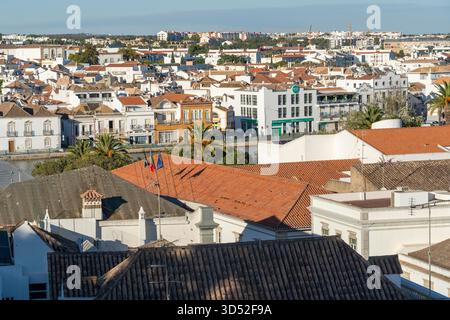 Vue sur la vieille ville de Tavira, dans l'Algarve, Portugal Banque D'Images