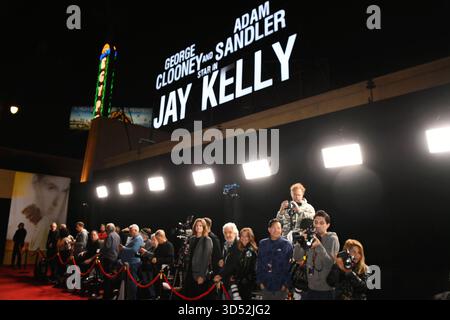 LOS ANGELES, CALIFORNIE - 11 NOVEMBRE : ambiance lors de la première à Los Angeles de 'Jay Kelly' de Netflix au Théâtre égyptien Hollywood le 1er novembre Banque D'Images