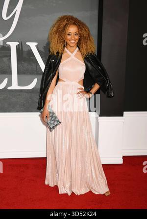 LOS ANGELES, CALIFORNIE - 11 NOVEMBRE : Iliona Blanc à la première de Jay Kelly de Netflix à Los Angeles au Théâtre égyptien d'Hollywood en novembre Banque D'Images
