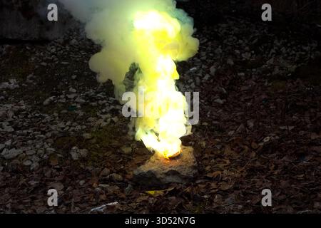 une fumée de combustion du zinc, expériences chimiques Banque D'Images