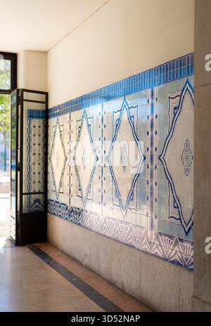 Superbes tuiles Azulejo portugaises à Cais do Sodre, Lisbonne. Art emblématique de la céramique bleue et blanche, reflétant la riche histoire ibérique et la culture vibrante. Parfait pour les voyages, l'architecture et le design. Banque D'Images