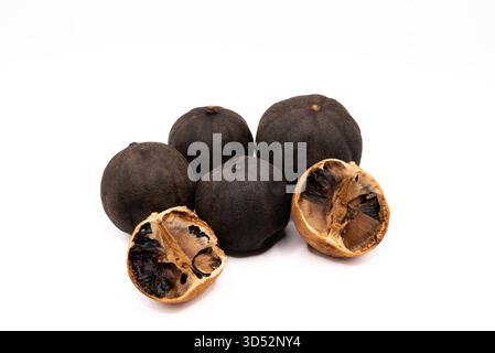 Photo en gros plan de citrons verts séchés (loomi), épices persanes traditionnelles utilisées dans les soupes, les thés et la cuisine régionale. Texture naturelle et tons organiques. Banque D'Images