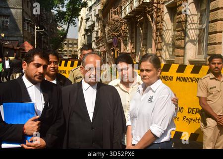 Mumbai, Inde. 13 novembre 2025. MUMBAI, INDE - 11 NOVEMBRE : Shehzeen Siddique, épouse de Baba Siddique, ancien ministre du Maharashtra, et sa fille Arshia, arrivent à la haute Cour de Bombay pour l'audience sur son plaidoyer demandant une enquête SIT surveillée par la cour sur le meurtre de son mari, le 11 novembre 2025 à Mumbai, en Inde. (Photo de Bhushan Koyande/Hindustan Times/Sipa USA ) crédit : Sipa USA/Alamy Live News Banque D'Images
