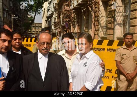 Mumbai, Inde. 13 novembre 2025. MUMBAI, INDE - 11 NOVEMBRE : Shehzeen Siddique, épouse de Baba Siddique, ancien ministre du Maharashtra, et sa fille Arshia, arrivent à la haute Cour de Bombay pour l'audience sur son plaidoyer demandant une enquête SIT surveillée par la cour sur le meurtre de son mari, le 11 novembre 2025 à Mumbai, en Inde. (Photo de Bhushan Koyande/Hindustan Times/Sipa USA ) crédit : Sipa USA/Alamy Live News Banque D'Images