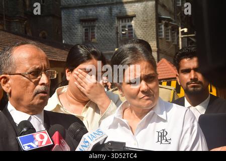 Mumbai, Inde. 13 novembre 2025. MUMBAI, INDE - 11 NOVEMBRE : Shehzeen Siddique, épouse de Baba Siddique, ancien ministre du Maharashtra, et sa fille Arshia, arrivent à la haute Cour de Bombay pour l'audience sur son plaidoyer demandant une enquête SIT surveillée par la cour sur le meurtre de son mari, le 11 novembre 2025 à Mumbai, en Inde. (Photo de Bhushan Koyande/Hindustan Times/Sipa USA ) crédit : Sipa USA/Alamy Live News Banque D'Images