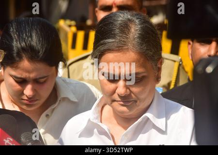 Mumbai, Inde. 13 novembre 2025. MUMBAI, INDE - 11 NOVEMBRE : Shehzeen Siddique, épouse de Baba Siddique, ancien ministre du Maharashtra, et sa fille Arshia, arrivent à la haute Cour de Bombay pour l'audience sur son plaidoyer demandant une enquête SIT surveillée par la cour sur le meurtre de son mari, le 11 novembre 2025 à Mumbai, en Inde. (Photo de Bhushan Koyande/Hindustan Times/Sipa USA ) crédit : Sipa USA/Alamy Live News Banque D'Images
