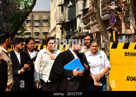 Mumbai, Inde. 13 novembre 2025. MUMBAI, INDE - 11 NOVEMBRE : Shehzeen Siddique, épouse de Baba Siddique, ancien ministre du Maharashtra, et sa fille Arshia, arrivent à la haute Cour de Bombay pour l'audience sur son plaidoyer demandant une enquête SIT surveillée par la cour sur le meurtre de son mari, le 11 novembre 2025 à Mumbai, en Inde. (Photo de Bhushan Koyande/Hindustan Times/Sipa USA ) crédit : Sipa USA/Alamy Live News Banque D'Images