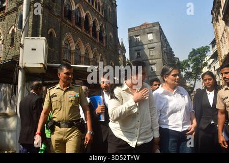 Mumbai, Inde. 13 novembre 2025. MUMBAI, INDE - 11 NOVEMBRE : Shehzeen Siddique, épouse de Baba Siddique, ancien ministre du Maharashtra, et sa fille Arshia, arrivent à la haute Cour de Bombay pour l'audience sur son plaidoyer demandant une enquête SIT surveillée par la cour sur le meurtre de son mari, le 11 novembre 2025 à Mumbai, en Inde. (Photo de Bhushan Koyande/Hindustan Times/Sipa USA ) crédit : Sipa USA/Alamy Live News Banque D'Images