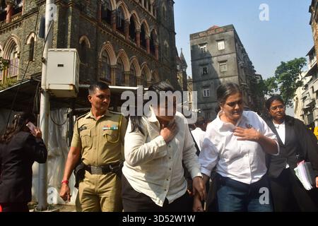 Mumbai, Inde. 13 novembre 2025. MUMBAI, INDE - 11 NOVEMBRE : Shehzeen Siddique, épouse de Baba Siddique, ancien ministre du Maharashtra, et sa fille Arshia, arrivent à la haute Cour de Bombay pour l'audience sur son plaidoyer demandant une enquête SIT surveillée par la cour sur le meurtre de son mari, le 11 novembre 2025 à Mumbai, en Inde. (Photo de Bhushan Koyande/Hindustan Times/Sipa USA ) crédit : Sipa USA/Alamy Live News Banque D'Images