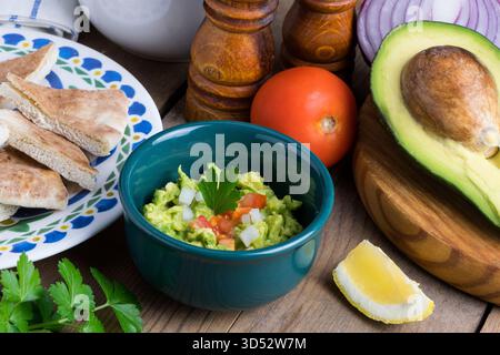 Sauce guacamole avec avocat et ingrédients Banque D'Images
