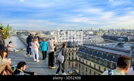 Paris, France, touristes asiatiques appréciant la vue panoramique depuis le toit des Galeries Lafayette Banque D'Images