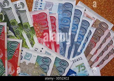Pakistan roupies billets de banque sur fond jaune doré. Les factures d'argent pakistanaises actuelles sont sur la table en gros montant. Le concept d'affaires et d'investissement au Pakistan Banque D'Images