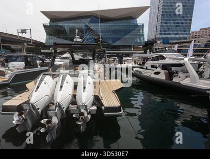 Darling Harbour, Sydney, Australie. 13 novembre 2025. Le 56e Sydney International on-Water Boat Show transforme Darling Harbour en une vitrine dynamique d'aventure et d'innovation, mettant en vedette des bateaux de luxe, des croiseurs ultramodernes et des motomarines de pointe. Crédit : Paul Lovelace/Alamy Live News Banque D'Images