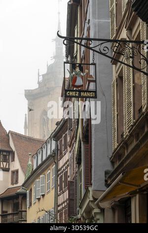 Vieille ville dans un matin brumeux, Colmar, Haut-Rhin, Grand est, France Banque D'Images