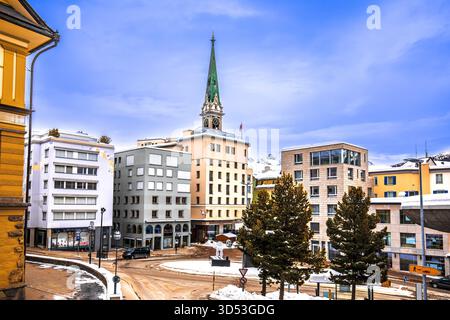 Rue Sankt Moritz et place principale vue panoramique sur l'hiver, Alpes en Suisse Banque D'Images