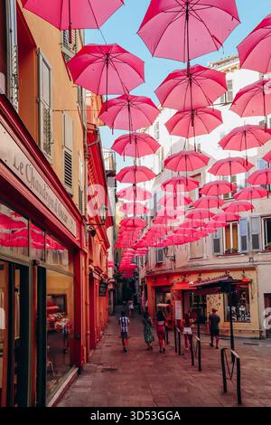 Grasse, France - 23 juillet 2023 : célèbres parapluies roses décorant les rues centrales de Grasse Banque D'Images