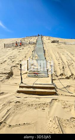 Le processus de construction d'escaliers en béton sur la plus grande dune européenne du Pilat, ou Dune du Pilat sur la côte atlantique. La teste-de-Buch dans l'Arcachon Banque D'Images