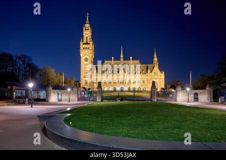 Le Palais de la paix à la Haye dans la soirée Banque D'Images