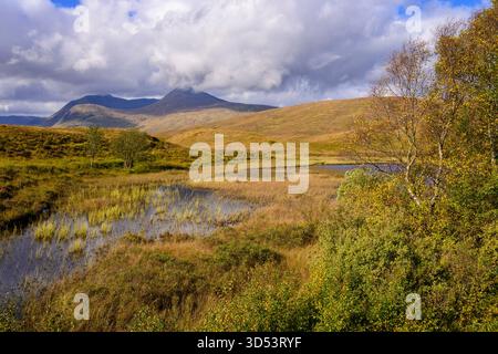 Vue d'un petit lochan sur Rannoch Moor donnant sur Glencoe, Lochaber, Écosse, Royaume-Uni. Banque D'Images